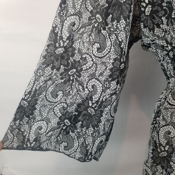 NOTATIONS. SIZE XL. BLACK WHITE FLORAL Tunic Top. Buttons at Waist - Picture 5 of 16